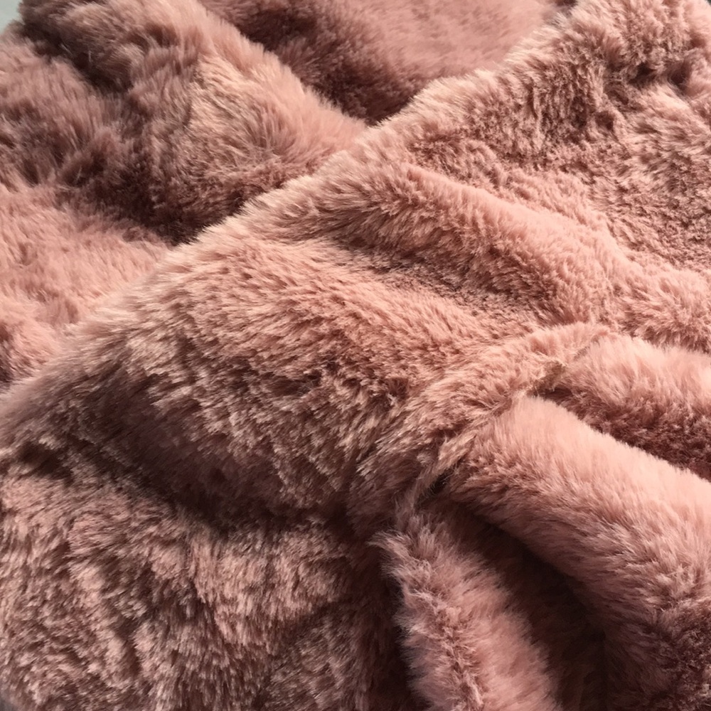 🎊2/$25🎊New! Mauve Faux Fur Scarf - Picture 2 of 3